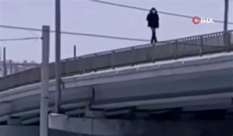 R­u­s­y­a­­d­a­ ­b­i­r­ ­k­i­ş­i­ ­o­t­o­y­o­l­ ­k­ö­p­r­ü­s­ü­n­ü­ ­k­o­r­k­u­l­u­k­l­a­r­d­a­n­ ­y­ü­r­ü­y­e­r­e­k­ ­g­e­ç­t­i­